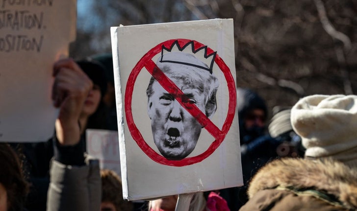 Donald Trump a une fois de plus créé la controverse cette semaine en se comparant à un «roi» sur son réseau social Truth. Il s’y vantait d’avoir ordonné la fin d’une tarification imposée aux automobilistes sur l’île de Manhattan.