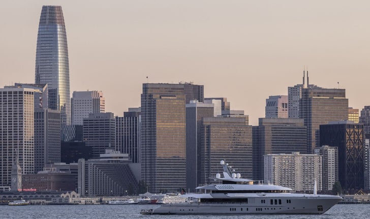 Un yacht traverse la baie de San Francisco, une des nombreuses villes nord-américaines où les inégalités fleurissent et où le California Dream vient s’échouer.