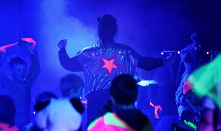 «Bêtes de fête», un bal costumé concocté par Les Incomplètes, pour lequel les enfants sont invités à venir lâcher leur fou en revêtant leurs habits les plus extravagants.