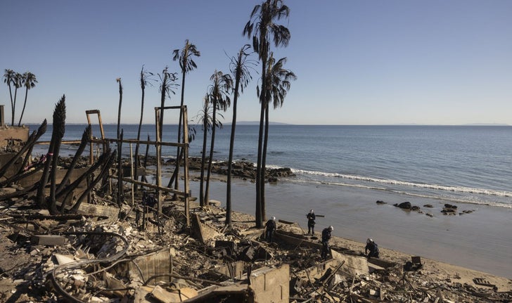 Des pompiers  passent au peigne fin les ruines d’une maison en bord de mer où des victimes des incendies de Los Angeles seraient enterrées, à Malibu, en Californie.