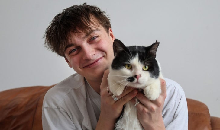 Hugo (mon B) et son matou Julot, une adoption mutuelle instantanée. Qui vivra chez qui? Telle est la question.