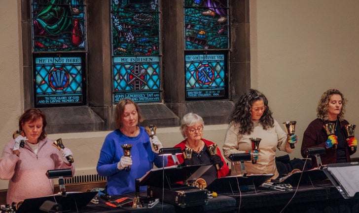 Unique en son genre, le Choeur de cloches du village de Saint-Lambert existe depuis bientôt trente ans. Davantage qu’un passe-temps, les cloches à main prennent aussi la forme d’un don spirituel.