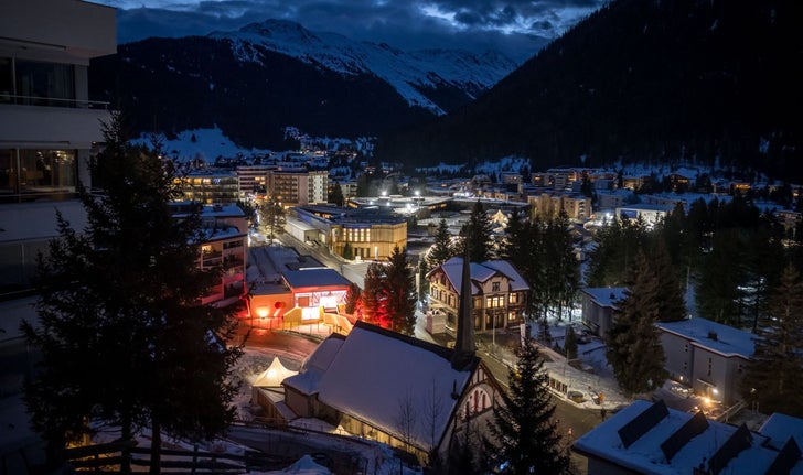 Une photo prise le 20 janvier 2025 dans la station alpine de Davos montre le centre des congrès au lever du soleil lors de la réunion annuelle du Forum économique mondial (WEF).