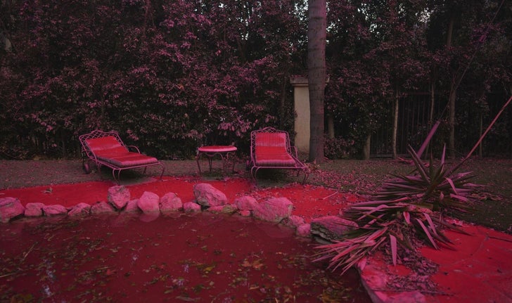 Un retardateur de flammes de couleur rose a été épandu sur plusieurs quartiers de Los Angeles dans l’espoir d’empêcher la progression des feux.