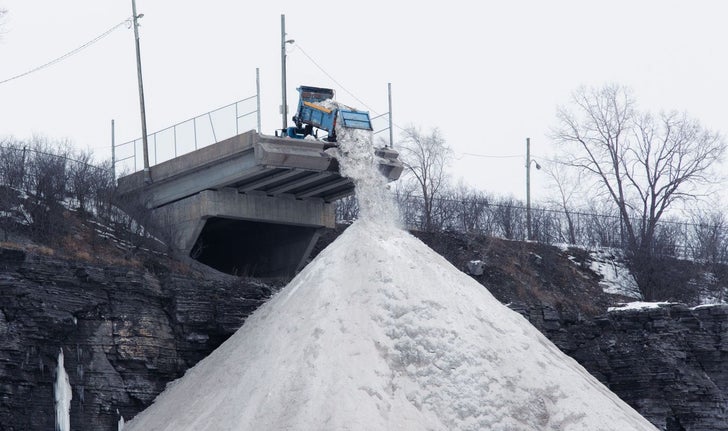 Un camion déversait de la neige à la carrière Francon, dans le quartier Saint-Michel, en mars 2023. La Ville de Montréal y déverse presque la moitié de la neige ramassée dans ses rues chaque hiver.