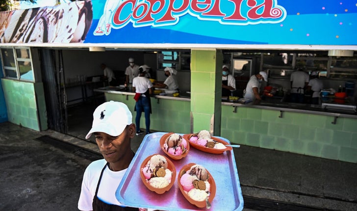 Un employé du glacier Coppelia servait des clients à La Havane, le 12 février 2025.