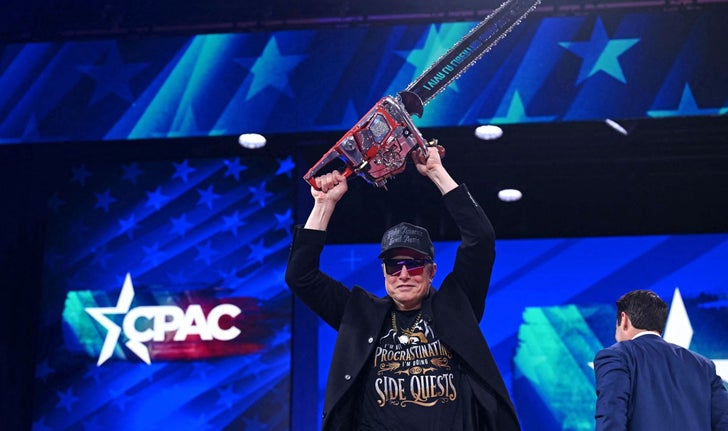 Elon Musk a fait une apparition surprise jeudi à la convention CPAC, la grand-messe des conservateurs américains, lors de laquelle il a brandi une tronçonneuse offerte peu avant par le président argentin Javier Milei.