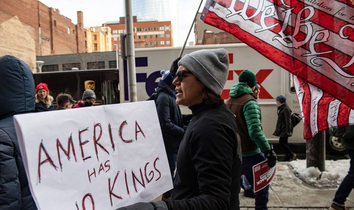 À Boston, cette semaine, des travailleurs fédéraux américains faisaient entendre leur colère contre l’autocratie (et les oligarques) au pouvoir depuis un mois.