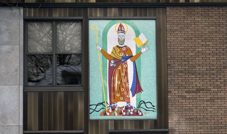 La mosaïque d’Alfred Pellan  représente un saint Patrick.