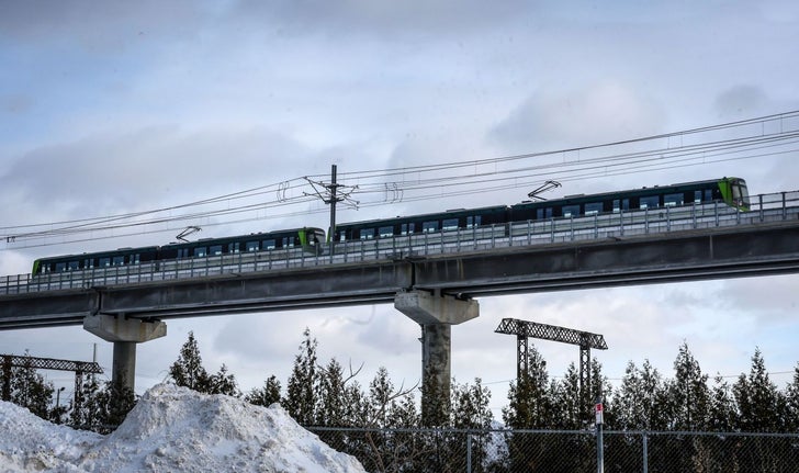 Lundi soir, le service du REM a de nouveau été interrompu en raison d’un problème d’aiguillage lié à la tempête hivernale.