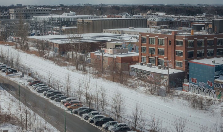 Le chemin de fer qui sépare le quartier de Parc-Extension de l'arrondissement d'Outremont, à Montréal. La rue de l'épée prend fin à droite de la photo au pied de la fresque où apparait un oiseau bleu.