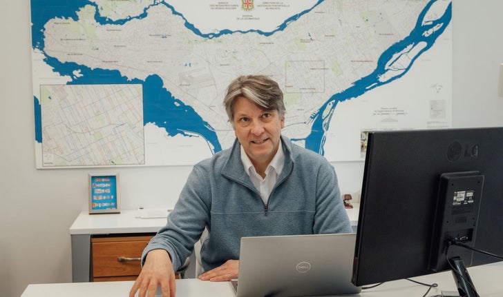 Le président de l'Office de consultation publique de Montréal, Philippe Bourke, à son bureau