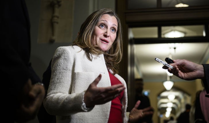 Chrystia Freeland promet d’atteindre la cible de 2 % du PIB pour les dépenses militaires fixée par l’OTAN, et ce, plus rapidement que son rival, Mark Carney.
