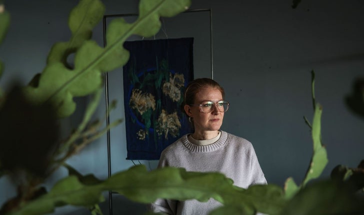 L’artiste multidisciplinaire Katherine Melançon dans son atelier