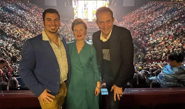 Jasmin Roy, président de la Fondation Jasmin Roy Sophie Desmarais (à droite), Céline Choiselat, VP philanthropie et partenariat et Jean-Sébastien Bourre, directeur des opérations et des relations avec la communauté, au spectacle de Cyndi Lauper au Centre Bell, sur invitation du comité diversité de la RBC.